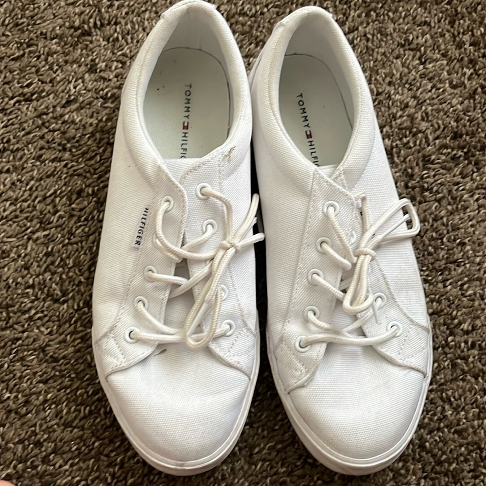 White Tommy Hilfiger sneakers size 7.5